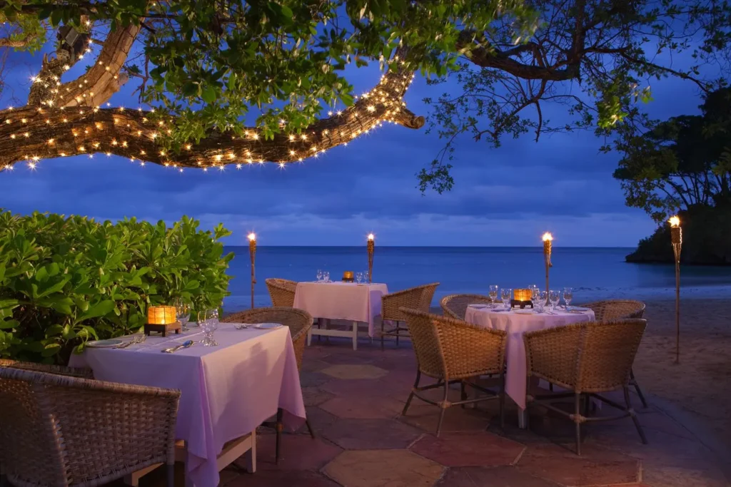 outdoor dining overlooking the beach