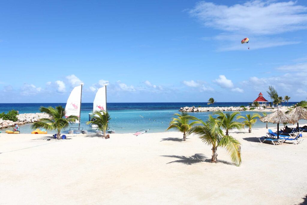 turquoise water beach at Luxury Bahia Principe Runaway Bay