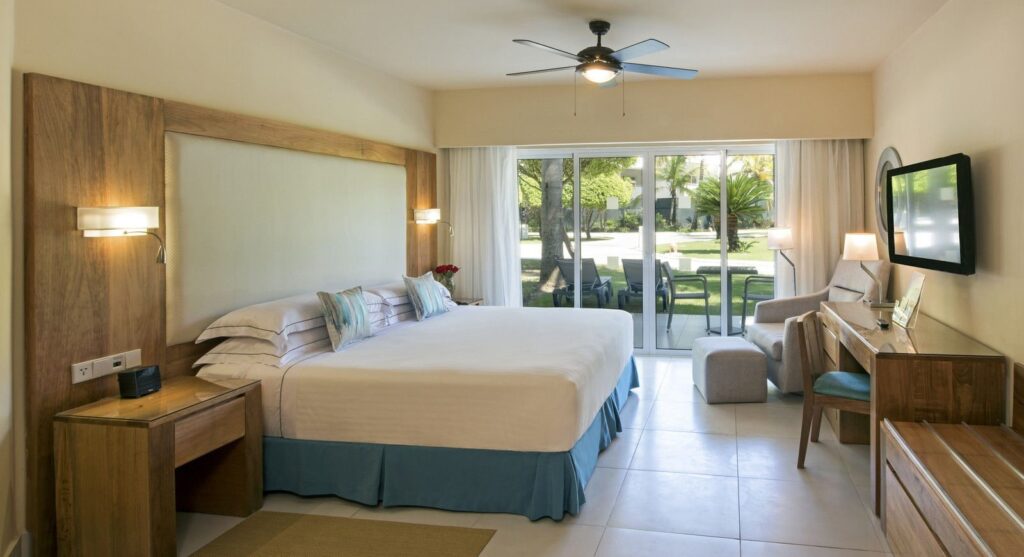 Suite with tropical patio and king bed