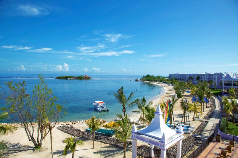 white sand and clear blue water at Montego bay beach