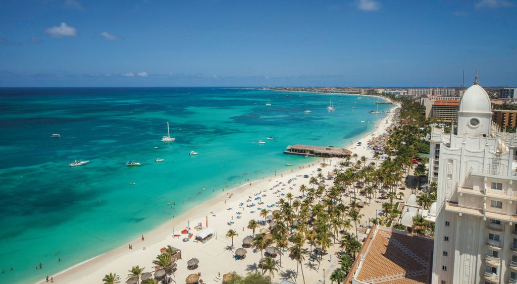 white sand and turquoise water beach in Aruba