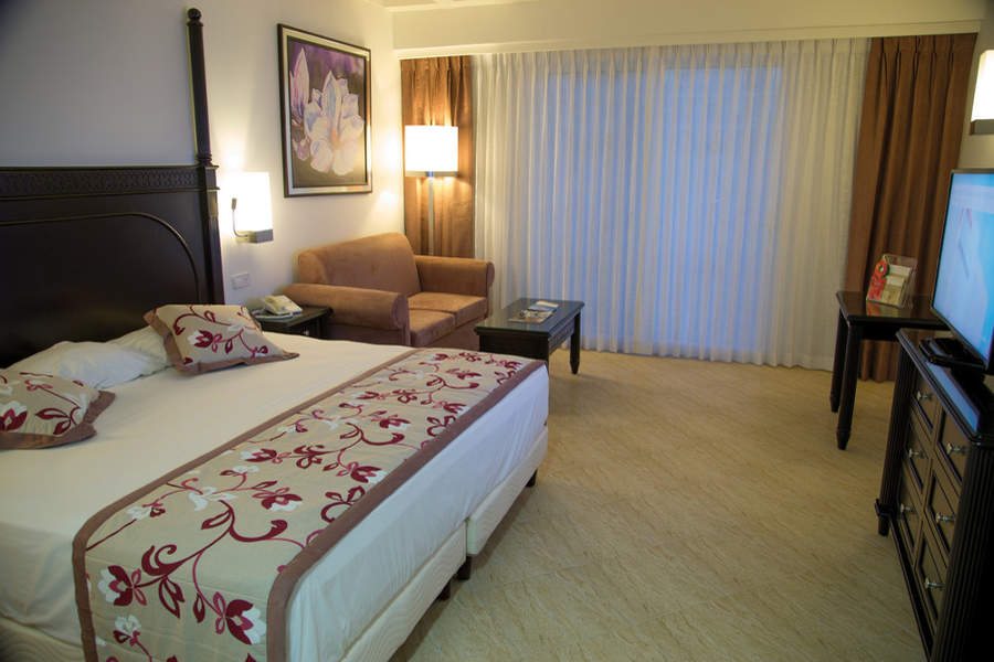 hotel room with king bed at Riu Palace Aruba