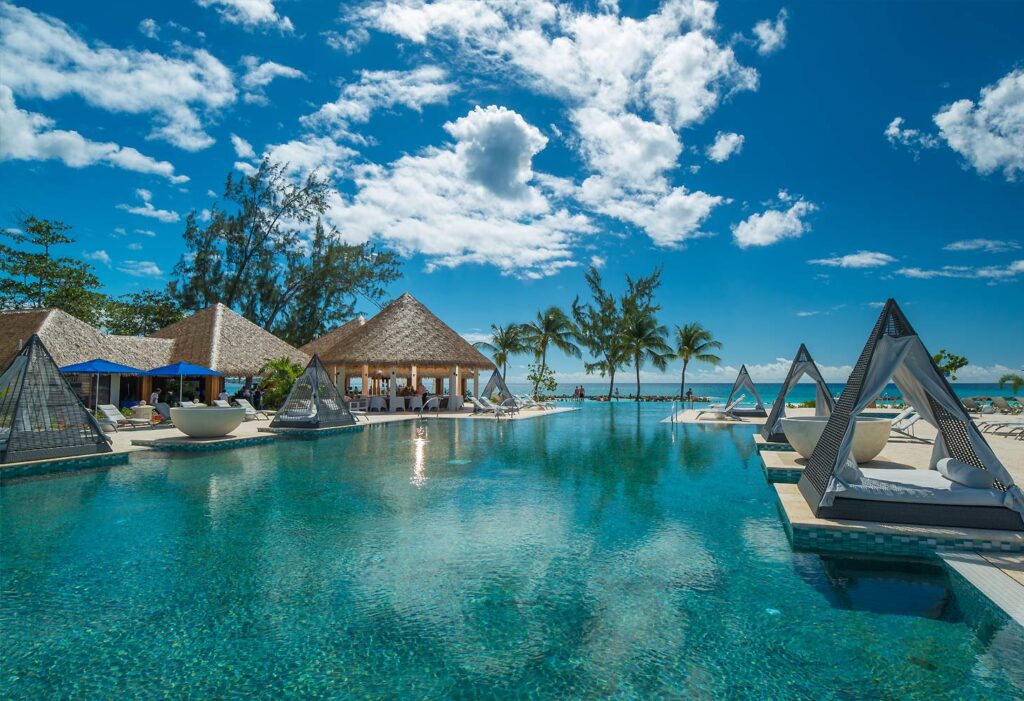 ocean front  pool with sunloungers