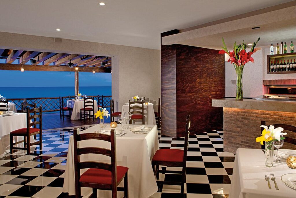 oceanfront dining at Sunscape Sabor resort