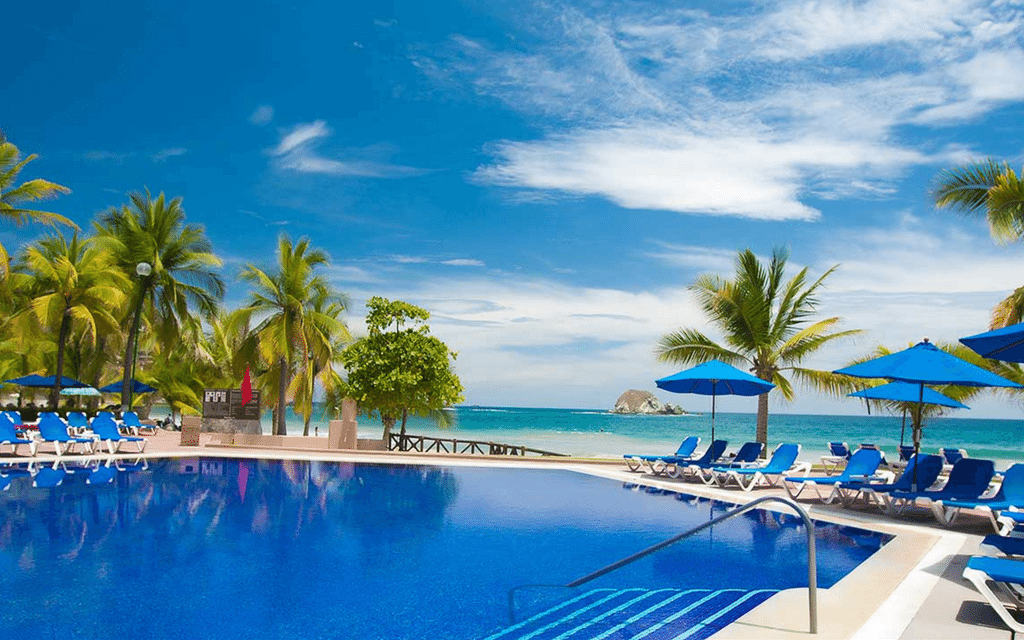 Barceló Ixtapa Beach Resort Pool with beach in background