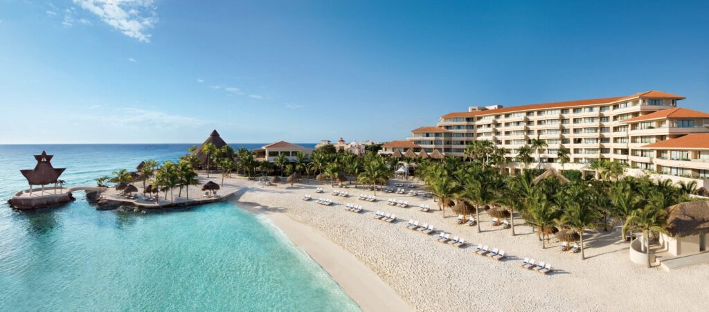 white sand and turquoise water at Dreams Puerto Aventuras resort and spa