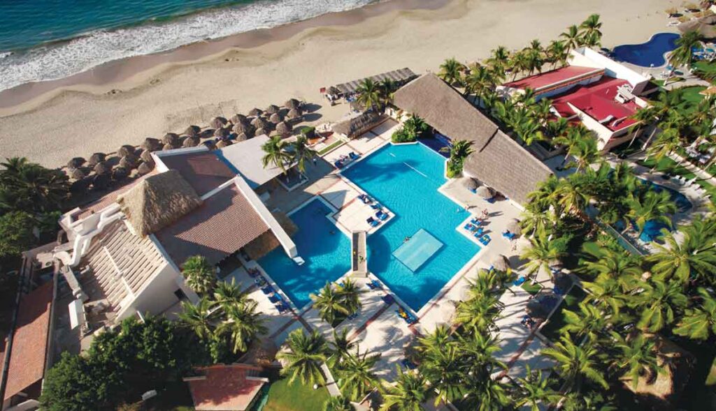 Ariel view of Park Royal Ixtapa pool